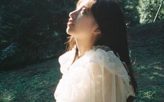 抖音怎样举报商家违规抖音作为一款非常流行的短视频平台，它吸引了大量用户。然而，一些商家在抖音上进行违规操作，这不仅影响了用户体验，还可能违反平台的规则。因此，了解如何举报商家违规成为了一个重要的问题。